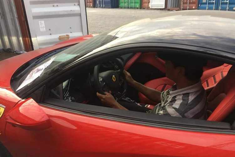 Về lý lịch chiếc siêu xe Ferrari 488 GTB gặp tai nạn khiến phần đầu xe nát bét ở Hà Nội vào tuần trước, siêu ngựa này vốn được mang về nước vào 3 năm trước theo đơn đặt hàng của một thanh niên còn trẻ tuổi nhưng có niềm đam mê khá lớn với siêu xe.