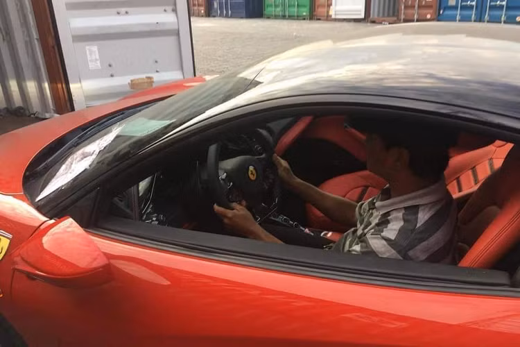 Về lý lịch chiếc siêu xe Ferrari 488 GTB gặp tai nạn khiến phần đầu xe nát bét ở Hà Nội vào tuần trước, siêu ngựa này vốn được mang về nước vào 3 năm trước theo đơn đặt hàng của một thanh niên còn trẻ tuổi nhưng có niềm đam mê khá lớn với siêu xe.