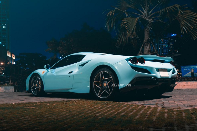 Bên trong cabin, siêu phẩm Ferrari F8 Spider có nội thất mang tông màu tối chủ đạo với điểm nhấn là những đường chỉ khâu màu vàng. Ghê ngồi chỉnh điện có thêm một đường sọc vàng chạy dọc theo lưng ghế.