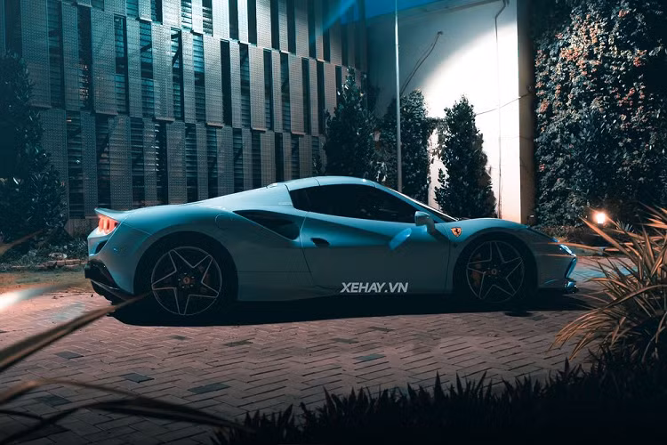 Mâm xe vẫn được giữ nguyên. Ngoài việc nâng cấp ngoại thất, gói độ Novitec còn đem đến cho chiếc Ferrari F8 Spider một hệ thống ống xả mới được làm từ vật liệu Inconel, giúp tối ưu hoá khả năng vận hành.