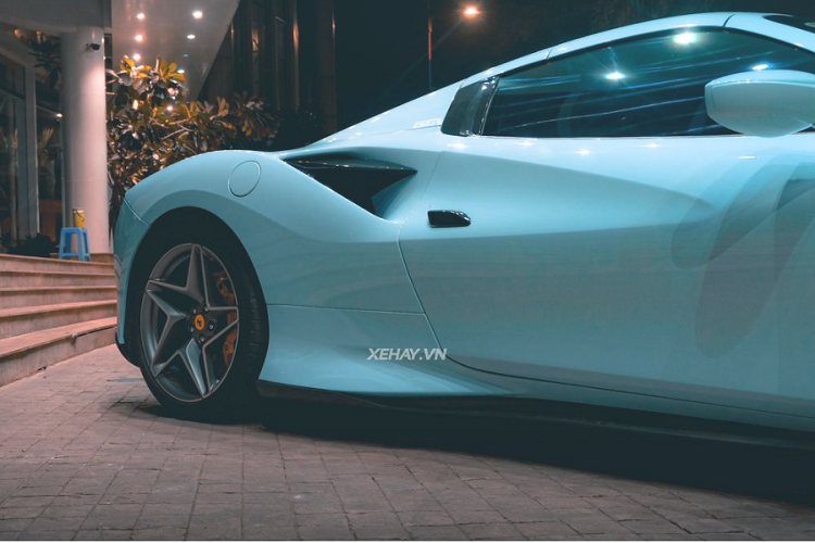 Ngoài ra, siêu xe thể thao vẫn mang thiết kế truyền thống của Ferrari với đồng hồ vòng tua được bố trí ở chính giữa. Những chi tiết đáng chú ý khác bao gồm: cụm đồng hồ kỹ thuật số lớn hơn, hệ thống 2 ghế ngồi phong cách thể thao, các điểm nhấn bằng nhôm và sợi carbon, màn hình thông tin giải trí dạng cảm ứng cỡ 7 inch bên phía hành khách,...