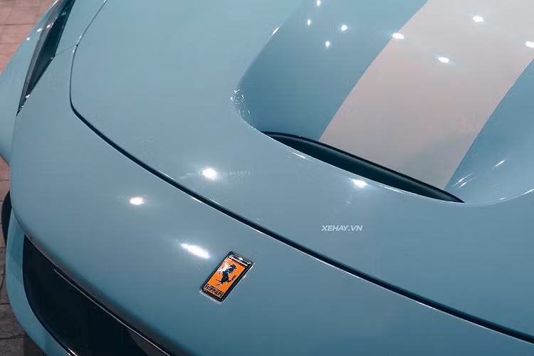 Về truyền động, Ferrari F8 Spider là cỗ máy V8 3.9 lít Bi-Turbo tương tự như chiếc F8 Tributo, sản sinh công suất 711 mã lực tại vòng tua máy 8.000 vòng/phút và mô men xoắn cực đại đạt mức 770 Nm tại vòng tua 3.250 vòng/phút. giúp xe tăng tốc từ 0 lên 100 km/h chỉ trong 2.9 giây, trước khi đạt tốc độ tối đa 340 km/h.