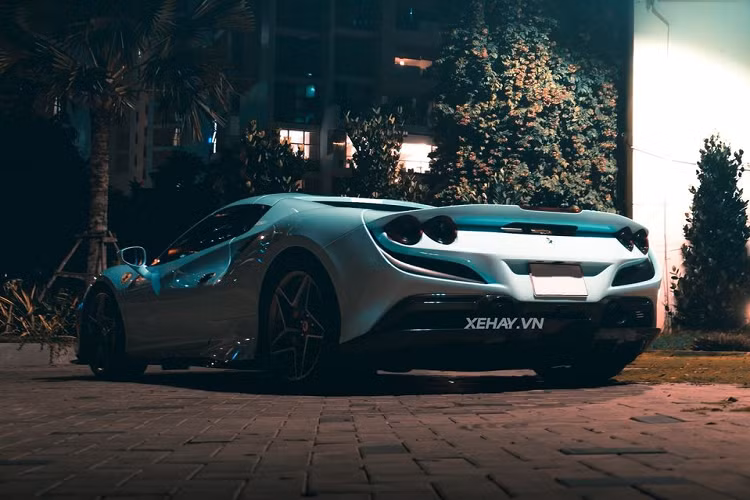 Ferrari F8 Spider thực ra chính là phiên bản mui trần của F8 Tributo, xe có phần mái gập kim loại, có thể đóng hoặc mở hoàn toàn chỉ trong 14 giây, nó cũng nhẹ hơn 20kg so với 488 Spider. Siêu xe mui trần mới nặng 1.400 kg trong khi người anh em Tributo Coupe chỉ nặng 1.330 kg.