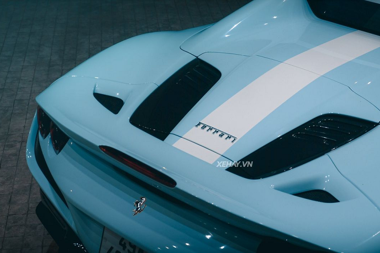 Nhờ hộp số tự động 7 cấp ly hợp kép F1, xe chỉ mất 2,9 giây để tăng tốc từ 0-100 km/h và 8,4 giây để chạm mốc 200 km/h, tốc độ tối đa đạt ngưỡng 325 km/h khi mở mui và 340 km/h khi đóng mui. Được biết, sức mạnh nguyên bản trên xe cũng đã được can thiệp với bộ chip Novitec N Tronic, giúp giải phóng sức mạnh cho xe từ 710 mã lực đến 806 mã lực (tăng 96 mã lực). Mức giá xe Ferrari F8 Spider mới về Việt Nam khoảng hơn 20 tỷ đồng.