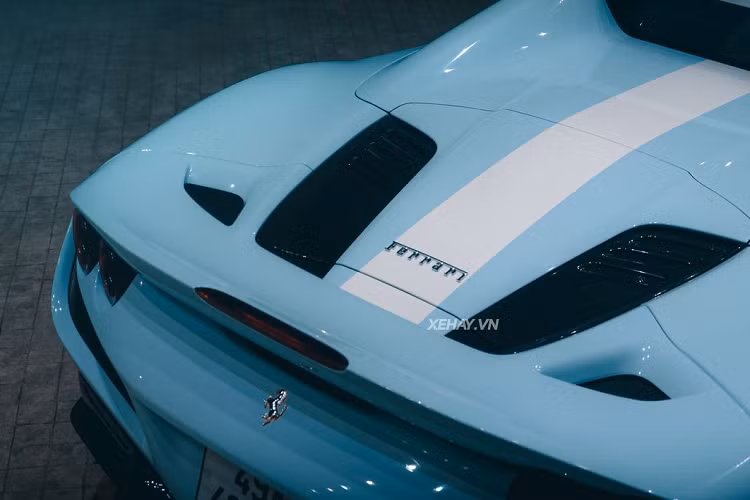 Nhờ hộp số tự động 7 cấp ly hợp kép F1, xe chỉ mất 2,9 giây để tăng tốc từ 0-100 km/h và 8,4 giây để chạm mốc 200 km/h, tốc độ tối đa đạt ngưỡng 325 km/h khi mở mui và 340 km/h khi đóng mui. Được biết, sức mạnh nguyên bản trên xe cũng đã được can thiệp với bộ chip Novitec N Tronic, giúp giải phóng sức mạnh cho xe từ 710 mã lực đến 806 mã lực (tăng 96 mã lực). Mức giá xe Ferrari F8 Spider mới về Việt Nam khoảng hơn 20 tỷ đồng.