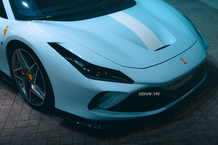 Dưới bàn tay của Novitec, ngoại hình của siêu xe Ferrari F8 Spider trở nên cá tính và hiếu chiến hơn. Ở phần cản trước, một số chi tiết được làm bằng sợi carbon như ốp hốc hút gió phía trước, líp trước và viền khe gió. Ngoài ra, “ngựa chồm” F8 Spider còn được bổ sung thêm hai thanh nẹp hông và ốp khe chia gió. Phần cánh gió làm từ sợi carbon ở phía đuôi xe đã được chủ nhân mới gỡ bỏ.