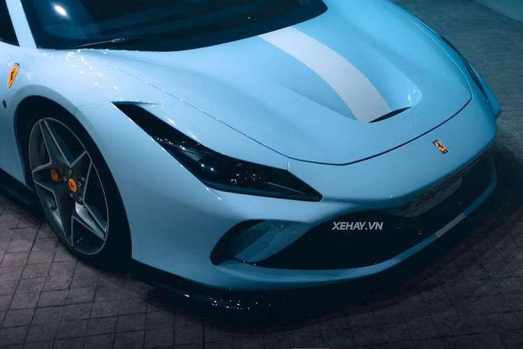 Dưới bàn tay của Novitec, ngoại hình của siêu xe Ferrari F8 Spider trở nên cá tính và hiếu chiến hơn. Ở phần cản trước, một số chi tiết được làm bằng sợi carbon như ốp hốc hút gió phía trước, líp trước và viền khe gió. Ngoài ra, “ngựa chồm” F8 Spider còn được bổ sung thêm hai thanh nẹp hông và ốp khe chia gió. Phần cánh gió làm từ sợi carbon ở phía đuôi xe đã được chủ nhân mới gỡ bỏ.