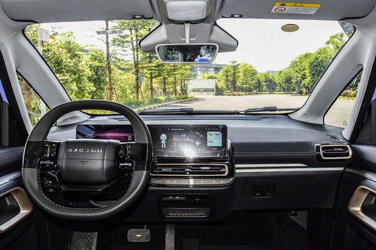 Đặc biệt, KiWi EV 2023 bản cao cấp nhất sẽ có thêm công nghệ hỗ trợ lái thông minh DJI mới. Công nghệ này chủ yếu tập trung vào việc hỗ trợ lái xe trong nội thành và đỗ xe. "Trái tim" của KiWi EV 2023 là mô-tơ điện đồng bộ nam châm vĩnh cửu, cho công suất tối đa 40 kW (53 mã lực) ở hai bản thấp và 50 kW (67 mã lực) ở bản cao cấp nhất trong khi mô-men xoắn cực đại đạt 150 Nm.