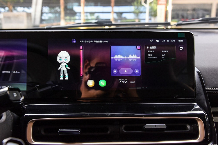 Mô-tơ này kết hợp với cụm pin 31,7 kWh nên xe có thể chạy được 305 km ở 2 bản thấp và 301 km ở bản cao cấp nhất sau khi sạc đầy, theo tiêu chuẩn NEDC. Nếu dùng sạc nhanh DC, thời gian tăng dung lượng pin từ 30-80% là 1 tiếng.