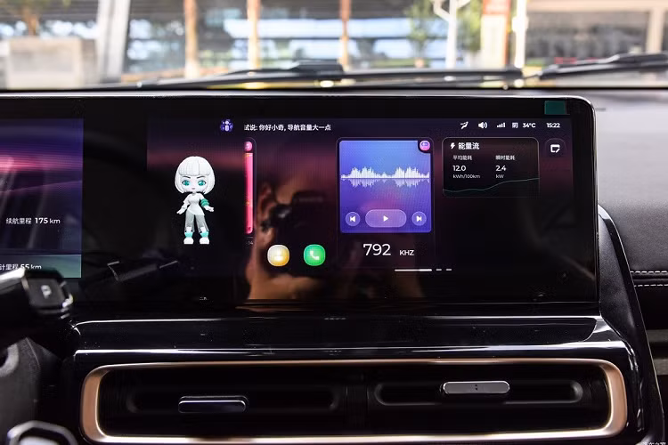 Mô-tơ này kết hợp với cụm pin 31,7 kWh nên xe có thể chạy được 305 km ở 2 bản thấp và 301 km ở bản cao cấp nhất sau khi sạc đầy, theo tiêu chuẩn NEDC. Nếu dùng sạc nhanh DC, thời gian tăng dung lượng pin từ 30-80% là 1 tiếng.