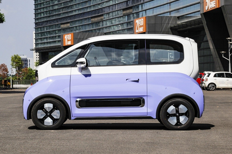 Đằng sau xe xuất hiện cụm đèn hậu hình chữ "C" nằm dọc, chia thành 2 tầng và ôm lấy kính chắn gió sau. Cản sau được thiết kế tương đồng với cản trước, đi kèm 2 đèn phản quang hình chữ nhật. Điểm nhấn của KiWi EV 2023 chủ yếu tập trung bên trong xe. Tại đây, mẫu ô tô điện này có thêm 2 màu nội thất mới là bạc và đen. Ngoài ra, xe còn được bổ sung 2 màn hình 10,25 inch nối liền với nhau, nằm độc lập trên mặt táp-lô, giúp nội thất thêm hiện đại.