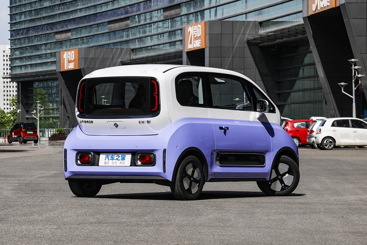 Màn hình cảm ứng trung tâm sẽ hỗ trợ những tính năng như ra lệnh bằng giọng nói và hệ thống định vị. Chưa hết, KiWi EV 2023 còn có hộc đựng cốc ở giữa 2 ghế và ổ điện 12V bên dưới cụm điều khiển trung tâm. Ghế của xe có thể bọc bằng chất liệu da lộn và khâu hình quả trám sang trọng hơn trước.