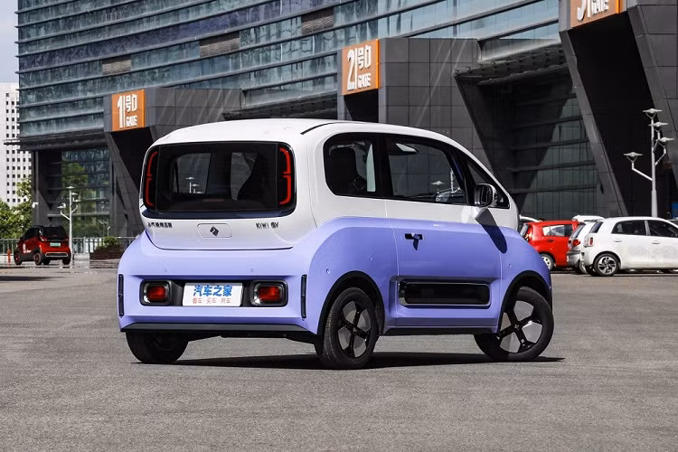 Màn hình cảm ứng trung tâm sẽ hỗ trợ những tính năng như ra lệnh bằng giọng nói và hệ thống định vị. Chưa hết, KiWi EV 2023 còn có hộc đựng cốc ở giữa 2 ghế và ổ điện 12V bên dưới cụm điều khiển trung tâm. Ghế của xe có thể bọc bằng chất liệu da lộn và khâu hình quả trám sang trọng hơn trước.