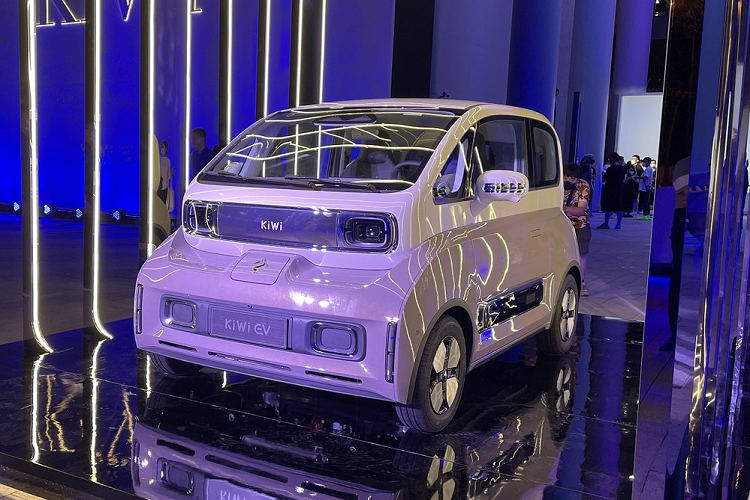 Vừa qua, thương hiệu Baojun của tập đoàn General Motors (GM) đã giới thiệu phiên bản mới của mẫu ôtô điện giá rẻ KiWi EV tại Trung Quốc. Ở phiên bản 2023, mẫu ôtô điện Trung Quốc này có 3 bản trang bị và giá bán dao động từ 87.800 - 102.800 Nhân dân tệ (khoảng 292 - 342 triệu đồng). Như vậy, KiWi EV 2023 có giá tương đương với những mẫu xe hạng A tại Việt Nam như Kia Morning.