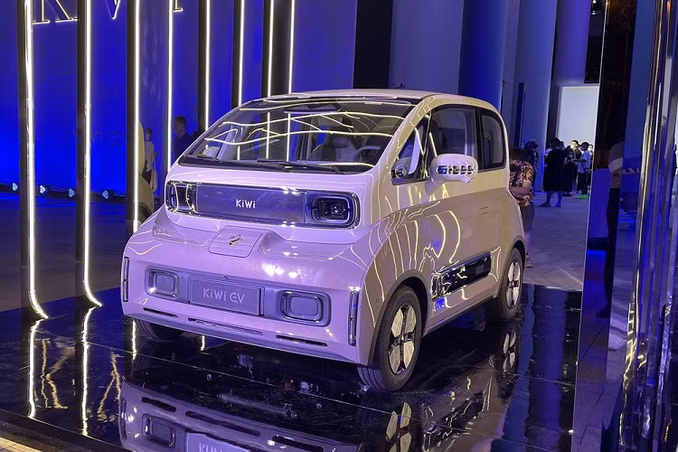 Vừa qua, thương hiệu Baojun của tập đoàn General Motors (GM) đã giới thiệu phiên bản mới của mẫu ôtô điện giá rẻ KiWi EV tại Trung Quốc. Ở phiên bản 2023, mẫu ôtô điện Trung Quốc này có 3 bản trang bị và giá bán dao động từ 87.800 - 102.800 Nhân dân tệ (khoảng 292 - 342 triệu đồng). Như vậy, KiWi EV 2023 có giá tương đương với những mẫu xe hạng A tại Việt Nam như Kia Morning.