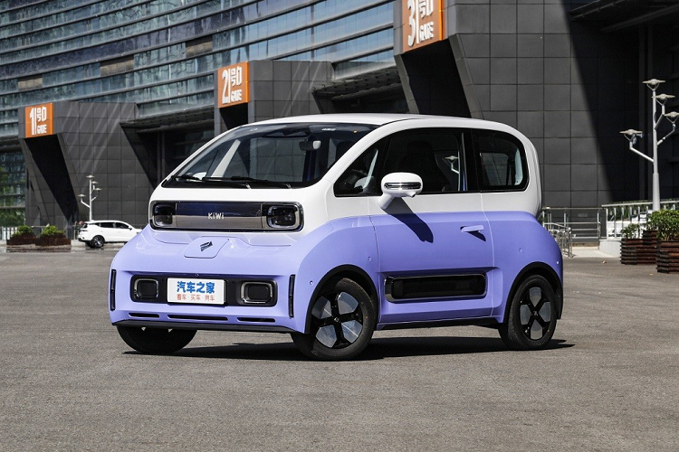 Trên đầu xe, mẫu ôtô điện Trung Quốc này được trang bị 2 đèn pha hình chữ nhật, bao quanh bằng dải đèn LED định vị ban ngày. Đèn sương mù nằm trên cản trước cũng được thiết kế tương tự đèn pha. Bên sườn, KiWi EV 2023 chỉ có 2 tay nắm cửa nằm chìm vào thân xe, nóc được thiết kế thẳng thớm, gương chiếu hậu tích hợp đèn báo rẽ và nằm trên cửa. Thêm vào đó là ốp la-zăng mới, phối 2 màu đen - bạc.