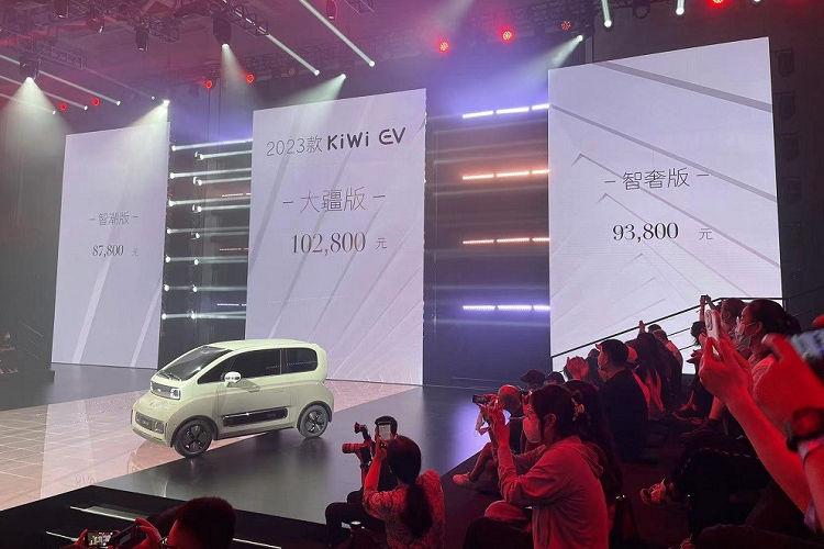 Bước sang phiên bản 2023, KiWi EV chỉ được bổ sung màu sơn mới trong khi thiết kế ngoại thất về cơ bản là giữ nguyên. Xe tiếp tục có kích thước nhỏ gọn, bao gồm chiều dài 2.894 mm, chiều rộng 1.655 mm, chiều cao 1.595 mm và chiều dài cơ sở 2.020 mm. Tương tự phiên bản cũ, KiWi EV 2023 mới có ngoại hình khá lạ mắt và độc đáo với nửa thân trên như tách rời với phần bên dưới.