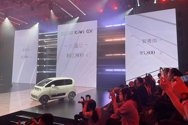 Bước sang phiên bản 2023, KiWi EV chỉ được bổ sung màu sơn mới trong khi thiết kế ngoại thất về cơ bản là giữ nguyên. Xe tiếp tục có kích thước nhỏ gọn, bao gồm chiều dài 2.894 mm, chiều rộng 1.655 mm, chiều cao 1.595 mm và chiều dài cơ sở 2.020 mm. Tương tự phiên bản cũ, KiWi EV 2023 mới có ngoại hình khá lạ mắt và độc đáo với nửa thân trên như tách rời với phần bên dưới.