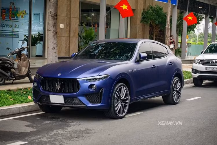 Vừa về với chủ chiếc Maserati Levante Trofeo Launch Edition 1 of 100 đã nhanh chóng được ra biển và lăn bánh trên đường phố. Xe có màu xanh nhám - Blu Emozione Matte độc nhất tại Việt Nam và đi kèm giá niêm yết hơn 16 tỷ đồng.
