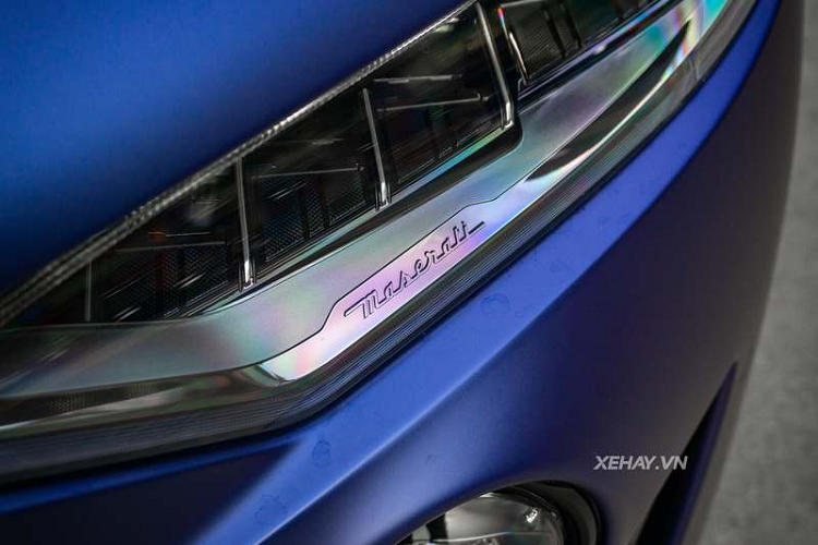 Trần da lộn Alcantara đi cùng nội thất được bọc da “Pieno Fiore” khác biệt hoàn toàn với các loại da khác, Pieno Fiore giữ gìn chất lượng tự nhiên tới độ hoàn hảo, với đường chỉ khâu tương phản màu xanh và logo "Trofeo" mang lại cảm giác tự nhiên, sang trọng, mềm mại.