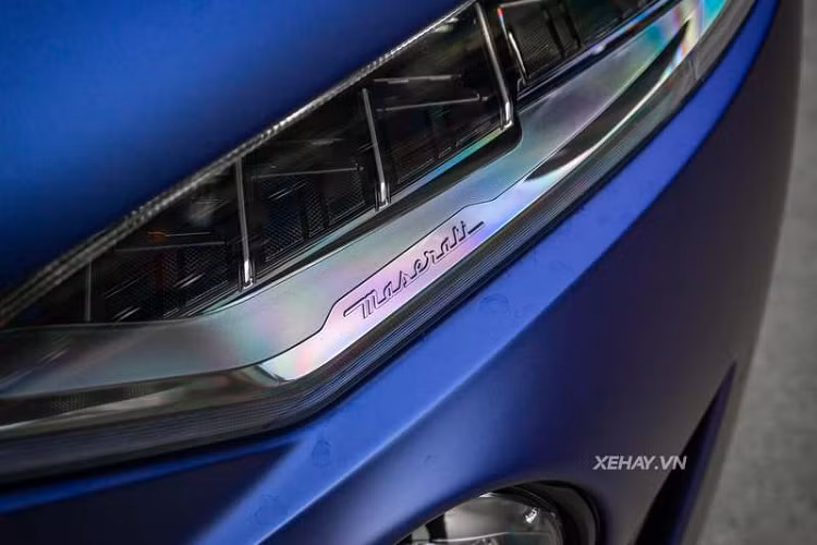 Trần da lộn Alcantara đi cùng nội thất được bọc da “Pieno Fiore” khác biệt hoàn toàn với các loại da khác, Pieno Fiore giữ gìn chất lượng tự nhiên tới độ hoàn hảo, với đường chỉ khâu tương phản màu xanh và logo "Trofeo" mang lại cảm giác tự nhiên, sang trọng, mềm mại.