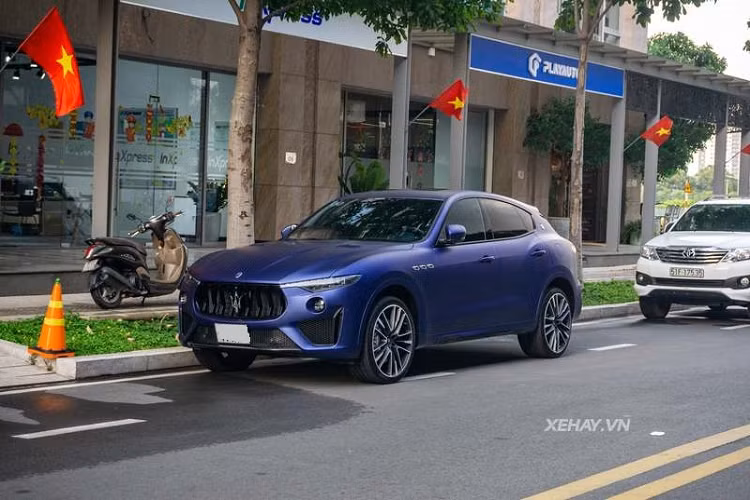 Đặc biệt, xe được trang bị bộ mâm Orione Forged Staggered kích thước 22 inch cùng hệ thống phanh kép đường kính lên đến 380mm, kết hợp bộ kẹp phanh thể thao màu bạc ấn tượng, mang đến cho chiếc Trofeo khả năng xử lý cân bằng hoàn hảo và an tâm khi vận hành ở tốc độ cao.