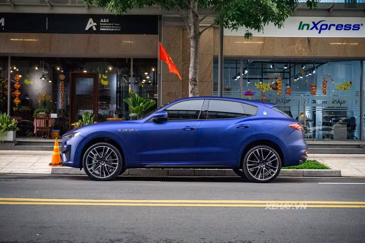 Nhờ đó giúp Maserati Levante Trofeo Launch Edition siêu sang tăng tốc trong chớp mắt đến 100km/h chỉ trong một khoảnh khắc với 3,9 giây và đạt ngưỡng tốc độ tối đa 304 km/h. Đây là một trong những sức mạnh đặc trưng mà lần đầu tiên Maserati chạm đến ở một dòng SUV.