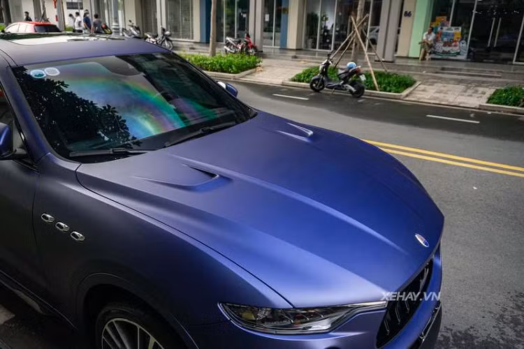 Với thiết kế không thể nhầm lẫn của Levante, xe đã đạt đến cấp độ thể thao vượt trội khi cản trước và cản sau xe, ốp sườn ở hai bên hông, bệ cửa đều được làm bằng sợi carbon siêu nhẹ có độ bóng cao. Ở phía trước, Levante Trofeo trang bị đèn pha full LED tích hợp đèn LED ma trận.