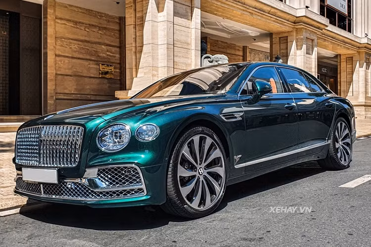 Tương tự những chiếc xe siêu sang Bentley Flying Spur First Edition đời mới khác đã lăn bánh tại Việt Nam - đều có những màu sơn độc quyền, chiếc Flying Spur First Edition trong bài cũng sở hữu một tông màu thú vị, đó là màu xanh lá cây Barnato. Tùy chọn này có giá hơn 11.000 USD (khoảng 251 triệu đồng).
