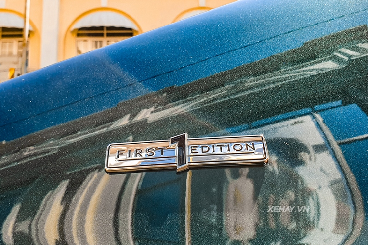 Ngoài ra, ngoại thất xe còn có nhiều chi tiết để nhận diện rằng đó là một chiếc Bentley Flying Spur First Edition 2021, bao gồm huy hiệu First Edition, cờ Anh ở cột C và biểu tượng "Flying B" trên nắp ca-pô.