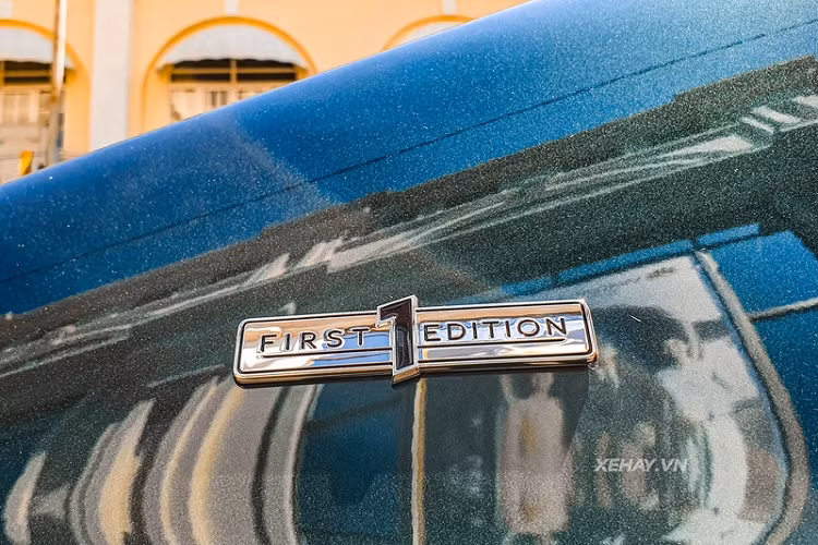 Ngoài ra, ngoại thất xe còn có nhiều chi tiết để nhận diện rằng đó là một chiếc Bentley Flying Spur First Edition 2021, bao gồm huy hiệu First Edition, cờ Anh ở cột C và biểu tượng "Flying B" trên nắp ca-pô.