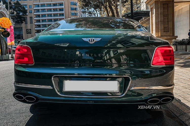 Về truyền động, Bentley Flying Spur First Edition vẫn sử dụng động cơ tăng áp kép W12 6.0L cho công suất 635 mã lực và mô-men xoắn cực đại 990Nm.