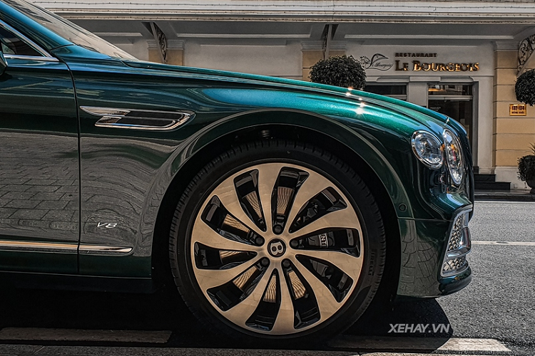 Đối với nội thất, tất cả Flying Spur First Edition 2021 đều sở hữu màn hình xoay Bentley Rotating Display, hệ thống đèn viền nội thất đa dạng màu sắc, cửa sổ trời toàn cảnh, rèm che nắng bằng Alcantara chỉnh điện.