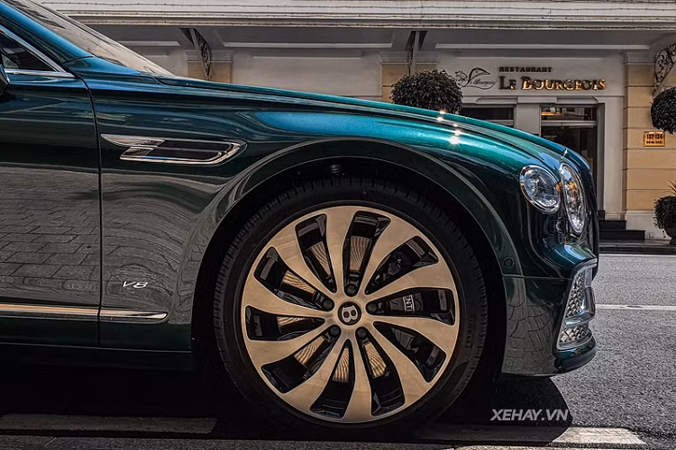 Đối với nội thất, tất cả Flying Spur First Edition 2021 đều sở hữu màn hình xoay Bentley Rotating Display, hệ thống đèn viền nội thất đa dạng màu sắc, cửa sổ trời toàn cảnh, rèm che nắng bằng Alcantara chỉnh điện.