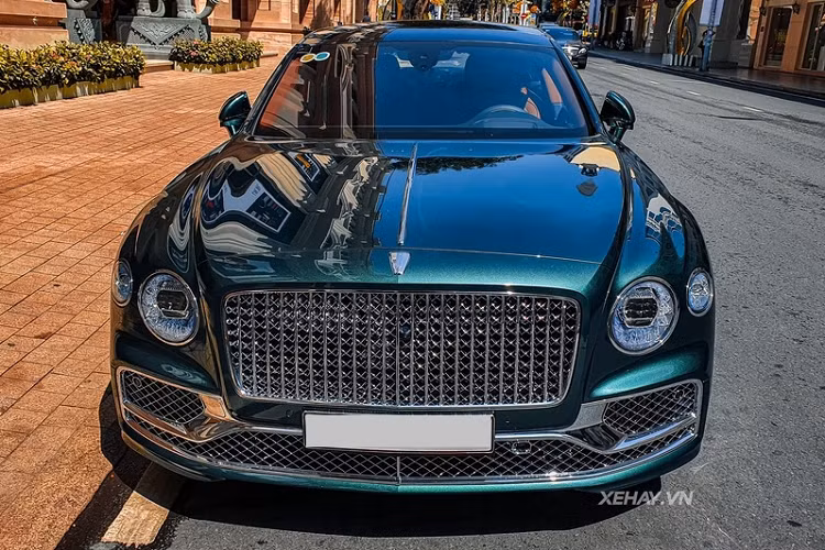 Bộ mâm hợp kim 22 inch của xe cũng rất đáng chú ý, bộ phận cá nhân hóa Mulliner đã làm riêng các bánh xe này cho Flying Spur First Edition thế hệ mới.