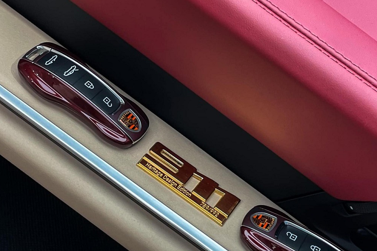 So với lần đầu xuất hiện tại Việt Nam, chiếc xe Porsche 911 Targa 4S Heritage Design này đã có sự khác biệt chính là con số 65 đã được thay thế bằng 89, nhiều khả năng chủ xe cũ muốn nhận mạnh con số thứ tự của xe là 789/992 nên đã dán số 89 lên.