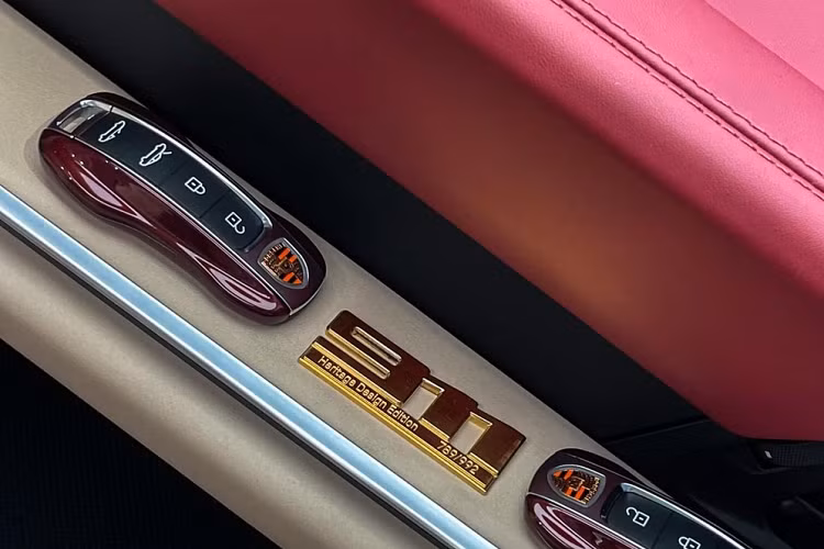 So với lần đầu xuất hiện tại Việt Nam, chiếc xe Porsche 911 Targa 4S Heritage Design này đã có sự khác biệt chính là con số 65 đã được thay thế bằng 89, nhiều khả năng chủ xe cũ muốn nhận mạnh con số thứ tự của xe là 789/992 nên đã dán số 89 lên.