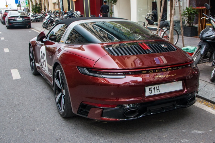 Sức mạnh này của xe Porsche 911 Targa 4S Heritage Design đang rao bán trên 16 tỷ đồng sẽ kết hợp cùng hộp số 8 cấp ly hợp kép giúp xe có thể tăng tốc từ 0-100km/giờ chỉ trong vòng dưới 3,6 giây (khi kết hợp Launch Control) và đạt vận tốc tối đa lên đến 304 km/giờ.