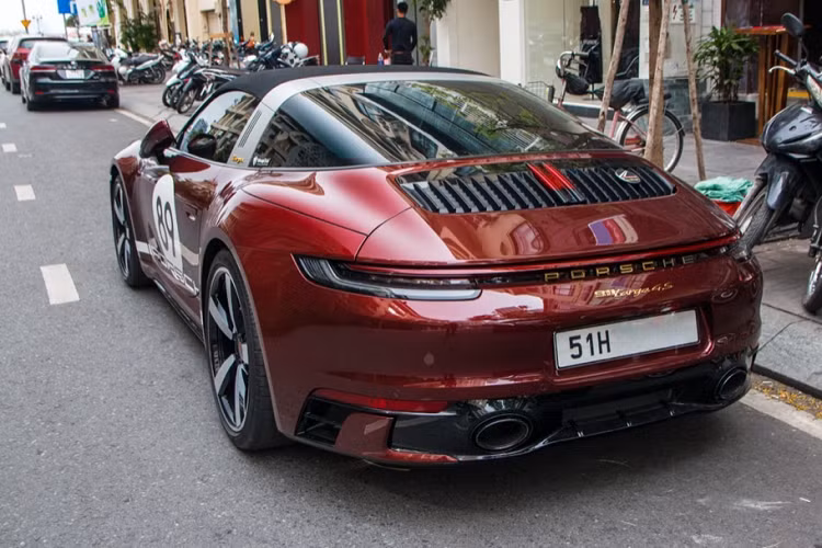 Sức mạnh này của xe Porsche 911 Targa 4S Heritage Design đang rao bán trên 16 tỷ đồng sẽ kết hợp cùng hộp số 8 cấp ly hợp kép giúp xe có thể tăng tốc từ 0-100km/giờ chỉ trong vòng dưới 3,6 giây (khi kết hợp Launch Control) và đạt vận tốc tối đa lên đến 304 km/giờ.