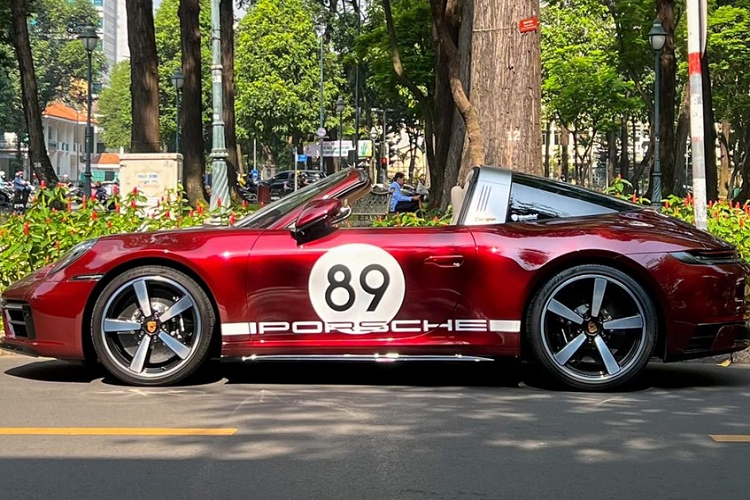 Thông tin chúng tôi có được là chỉ có 992 chiếc xe Porsche 911 Targa 4S Heritage Design được sản xuất trên toàn thế giới và ít nhất 2 xe đã được nhìn thấy có mặt tại Việt Nam. Gần đây, chiếc Porsche 911 Targa 4S Heritage Design tại Việt Nam đầu tiên đã được rao bán.