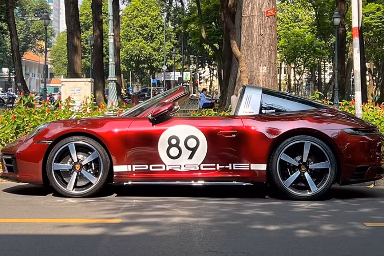 Thông tin chúng tôi có được là chỉ có 992 chiếc xe Porsche 911 Targa 4S Heritage Design được sản xuất trên toàn thế giới và ít nhất 2 xe đã được nhìn thấy có mặt tại Việt Nam. Gần đây, chiếc Porsche 911 Targa 4S Heritage Design tại Việt Nam đầu tiên đã được rao bán.