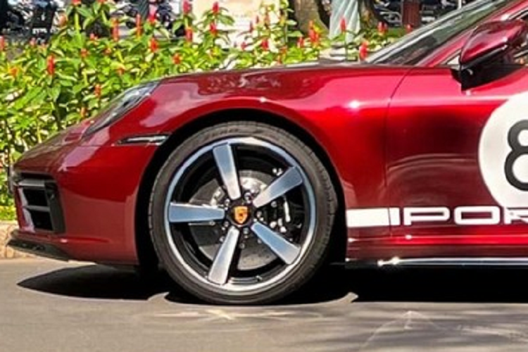 Logo Porsche lấy cảm hứng thiết kế từ năm 1963 đặt trên nắp ca-pô, vô-lăng, chính giữa các mâm xe và chìa khóa xe hay các chi tiết ấn tượng khác trên phiên bản này như gá kẹp phanh màu đen đặc trưng, bộ mâm xe độc quyền Carrera Exclusive Design có kích thước 20 inch ở bánh trước và 21 inch ở bánh sau hay nội thất có một số chi tiết mạ vàng.