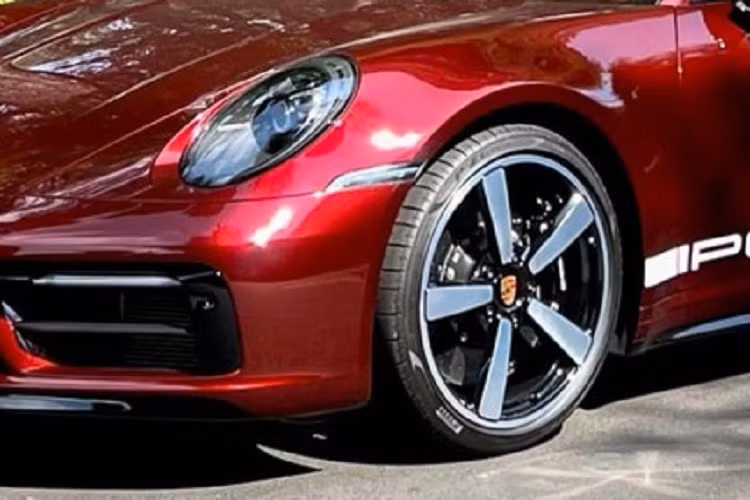 Trước đó, bảng giá xe Porsche 911 chính hãng được công bố, phiên bản 911 Targa 4S Heritage Design có giá khởi điểm 11,59 tỷ đồng tại Việt Nam, mức giá này chưa bao gồm các tuỳ chọn thêm của khách hàng khi có nhu cầu đặt riêng.