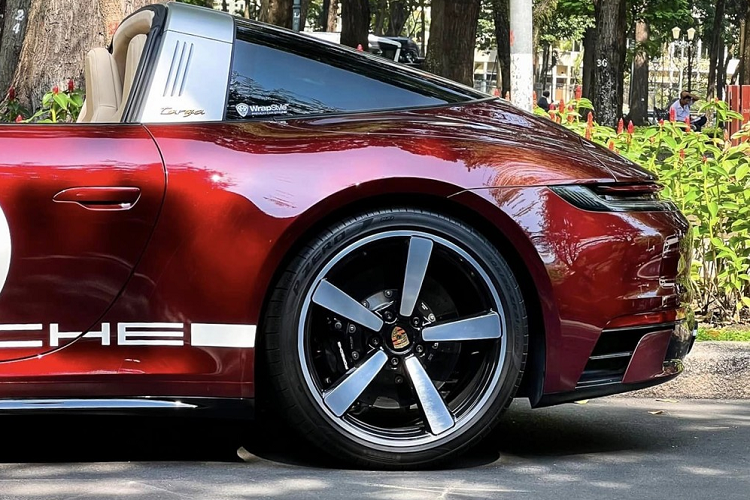 Tìm hiểu qua nhiều người mua bán xe sang, giá xe Porsche 911 Targa 4S Heritage Design lướt như mới này chỉ hơn 16 tỷ đồng, quan trọng hơn, xe chỉ mới lăn bánh trên 300 km sau hơn 1 năm về nước, điều này chứng tỏ chủ nhân rất ít khi mang xe đi đường xa, lòng vòng thành phố để cà phê hay mua sắm.