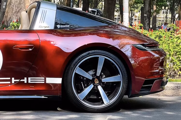 Tìm hiểu qua nhiều người mua bán xe sang, giá xe Porsche 911 Targa 4S Heritage Design lướt như mới này chỉ hơn 16 tỷ đồng, quan trọng hơn, xe chỉ mới lăn bánh trên 300 km sau hơn 1 năm về nước, điều này chứng tỏ chủ nhân rất ít khi mang xe đi đường xa, lòng vòng thành phố để cà phê hay mua sắm.