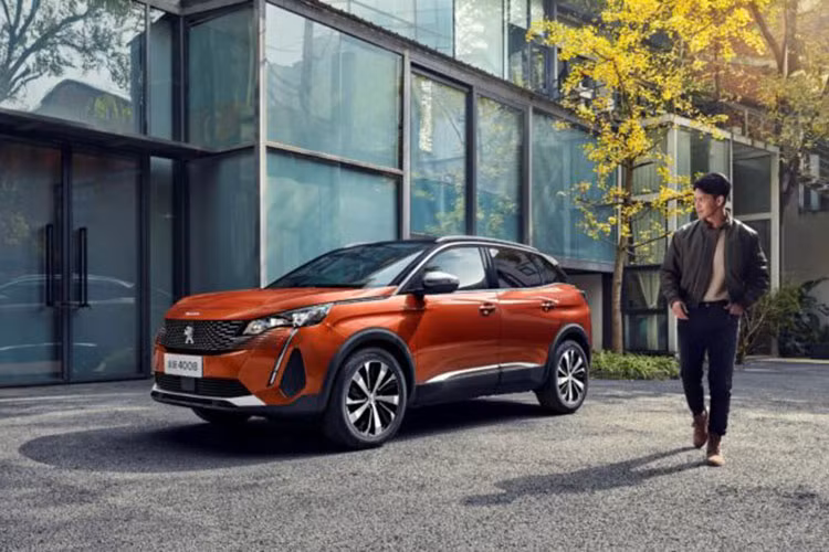 Thiết kế của mẫu xe SUV Peugeot 4008 mới đúng như tính chất "3008 SUV lai coupe", kết hợp bộ khung tổng thể của 3008 với phong cách thời thượng, thể thao hơn tạo thành từ trần xe cong, dáng đứng rộng, hông xe nổi bật và vòm bánh lớn.