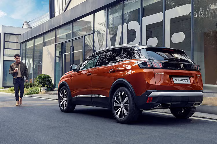 Thực tế, tên gọi Peugeot 4008 đã được hãng sử dụng cho một mẫu SUV hạng B dùng khung gầm mượn từ Mitsubishi trong giai đoạn 2012 – 2017. Dòng xe này sau đó bị thay thế bởi 2008 nhưng thông tin về việc 4008 hay ít nhất là tên gọi này trở lại đã liên tục xuất hiện từ 2018 tới nay.