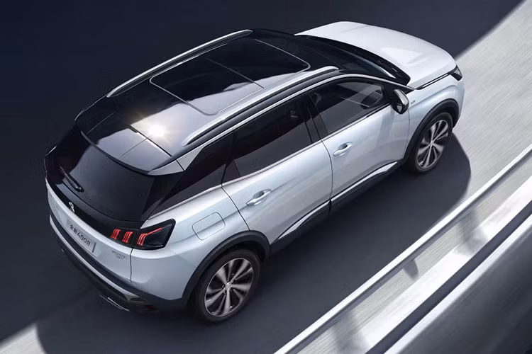 Về truyền động, Peugeot 4008 được dự đoán sẽ có sẵn với 4 phiên bản plug-in hybrid khác nhau, bao gồm động cơ xăng tăng áp PureTech 1.6L kết hợp với một hoặc hai mô-tơ điện và cụm pin lithium-ion 12.4 kWh.