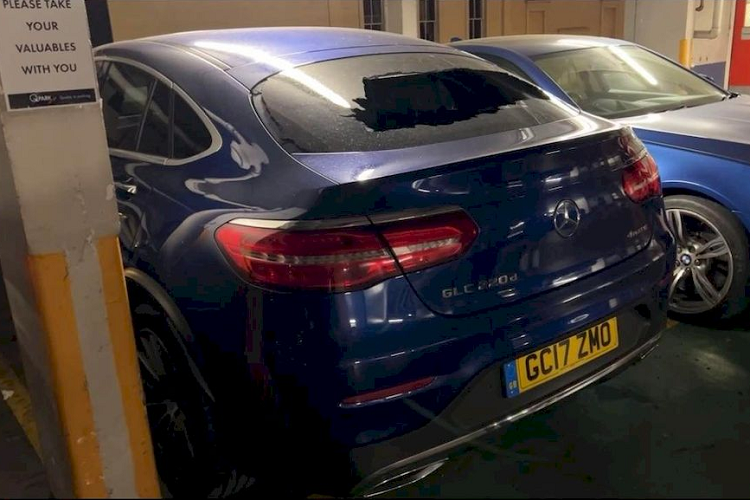 Chiếc Mercedes-Benz GLC 220d của Tuấn Hưng và vợ sử dụng tại Luân Đôn để đi chơi và đi mua sắm. Chưa tận hưởng được niềm vui bao lâu thì nam ca sĩ đã gặp ngay một sự việc đáng buồn. 