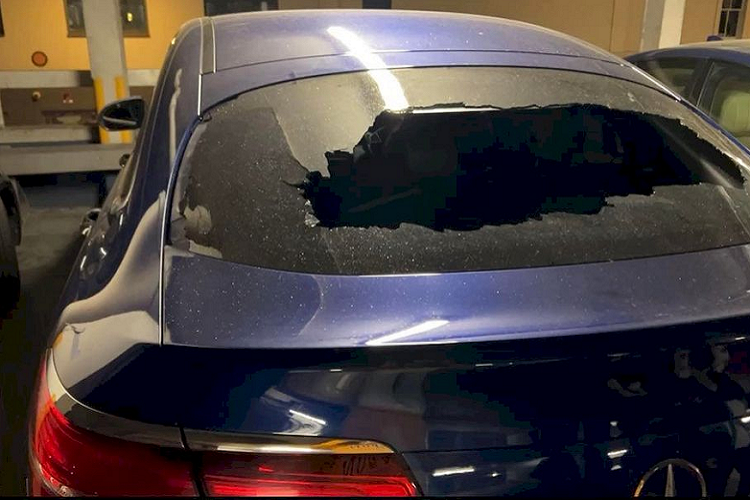 Có lẽ những tên trộm đã để ý khi vợ chồng anh đi mua sắm nên khi xe đỗ trong bãi gửi xe vào buổi tối, chúng đã ra tay đập kính xe Mercedes-Benz GLC 220d. Rất nhiều đồ đạc giá trị như giày dép, quần áo hàng hiệu anh mua cho vợ để trong xe đã bị trộm lấy sạch. 